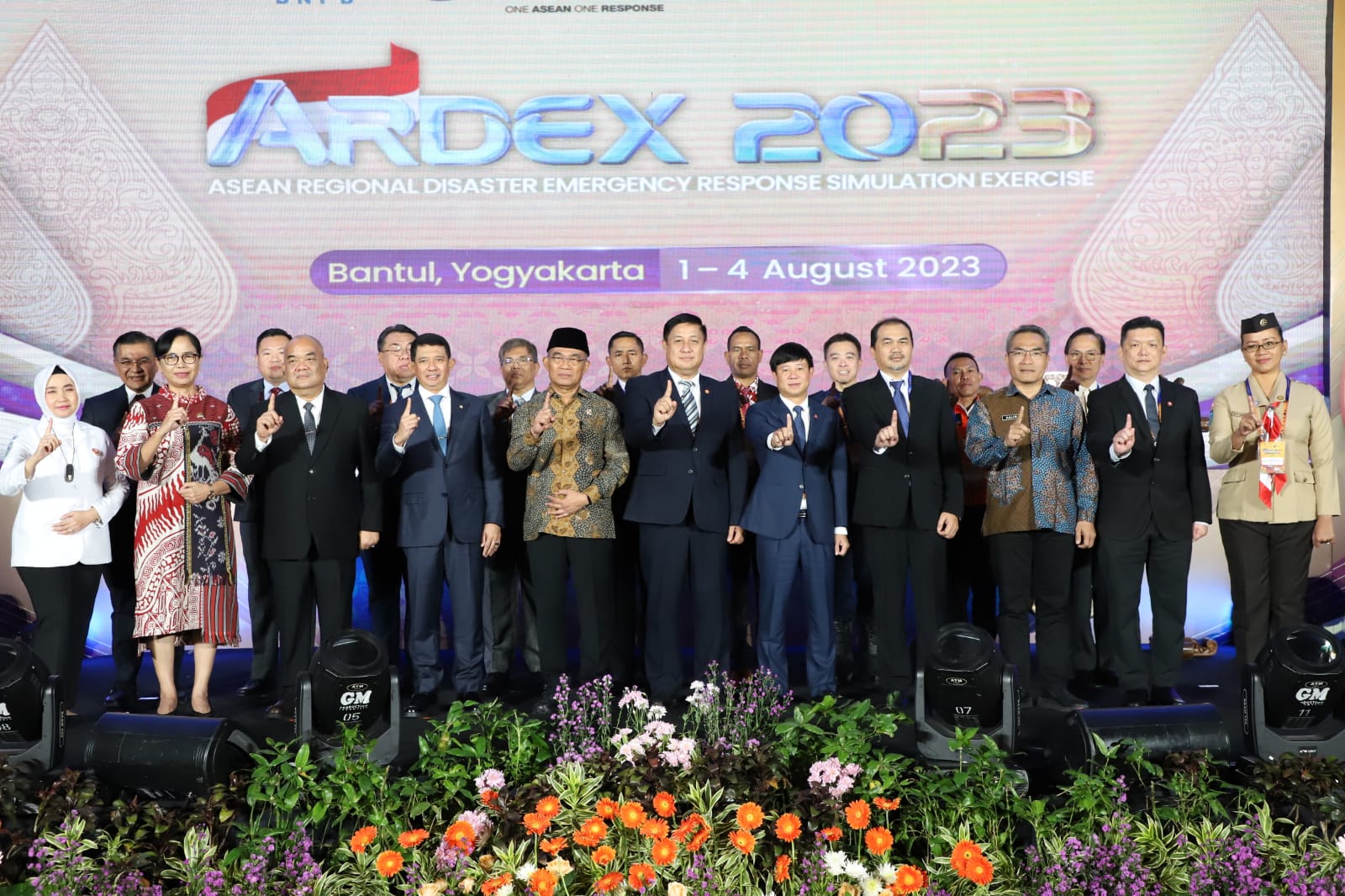 Menteri Koordinator Bidang Pembangunan Manusia dan Kemanusiaan (Menko PMK) Muhadjir Effendi, Kepala BNPB Letjen TNI Suharyanto beserta delegasi ASEAN melakukan sesi foto bersama saat pembukaan kegiatan Asean Regional Disaster Emergency Response Simulation Exercise (ARDEX-2023) yang dihelat di Daerah Istimewa Yogyarta pada Selasa (1/8).